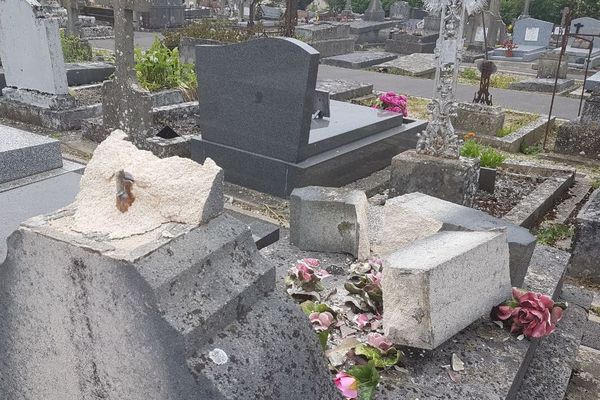 Une tombe vandalisée dans le cimetière de Bouleurs, en Seine-et-Marne.