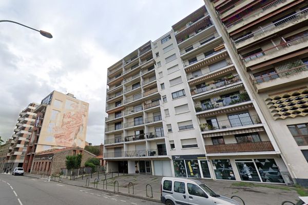 Un feu s'est déclenché dans un appartement du premier étage de cet immeuble d'habitation à Toulouse.