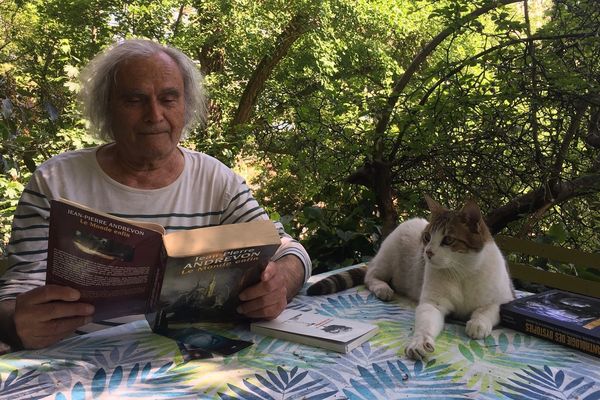 Jean-Pierre Andrevon et l'un de ses chats dans son repaire d'écrivain