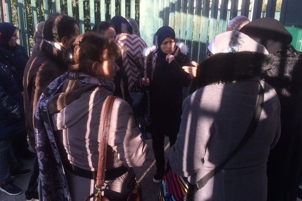 Des parents d'élèves se sont rassemblés devant le collège Raymond Badiou de la Reynerie pour dire leur opposition à son déménagement.