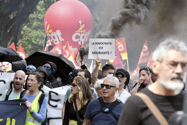 À l'appel de l'intersyndicale, ce mardi 1ᵉʳ octobre 2024 marque la première journée de grève contre le gouvernement Barnier. La mobilisation appelle notamment à l'abrogation de la réforme des retraites et l'augmentation des salaires. Quels impacts et mobilisations en Normandie ? Réponse par ici.