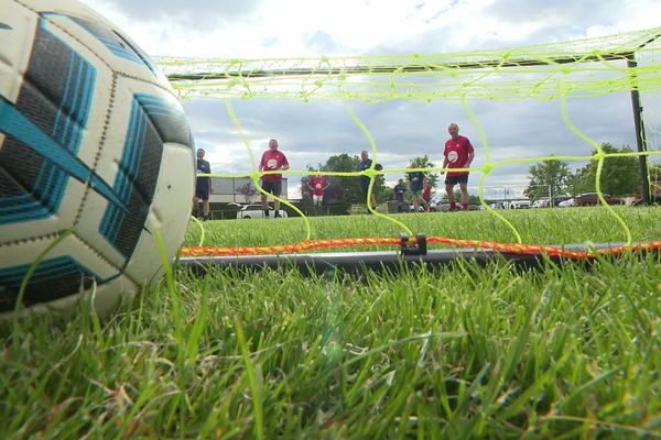 Le foot en marchant vers la cage