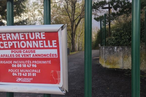 Par précaution, les parcs et jardins publics de Clermont-Ferrand sont fermés toute la journée en prévision de fortes rafales de vent sur la ville.