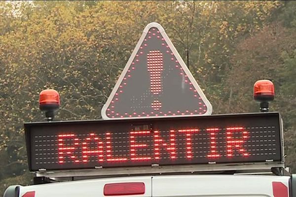 Sur 3 kilomètres, dans les deux sens, l'opération consiste à projeter sur le revêtement des microbilles pour redonner de la rugosité  à la chaussée.
