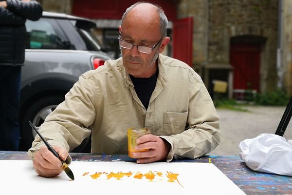 Gildas Flahault en pleine performance artistique pendant la Semaine du Golfe, dans la cour de la galerie Cécile Loiret