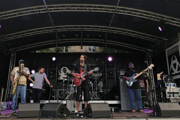 En scène, ce groupe ouvre le festival Relâche à Bordeaux ! Tout un été de musique, de concerts dans des lieux insolites. 