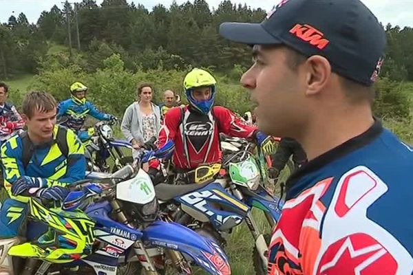 Le quintuple champion du monde d'enduro, Antoine Méo est venu coacher quelques pilotes avant la compétition du week-end - 31 mai 2017