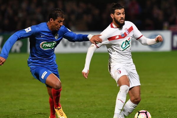 Farès Bahlouli (à droite) lors sa 2e titularisation contre Bergerac en Coupe de France.