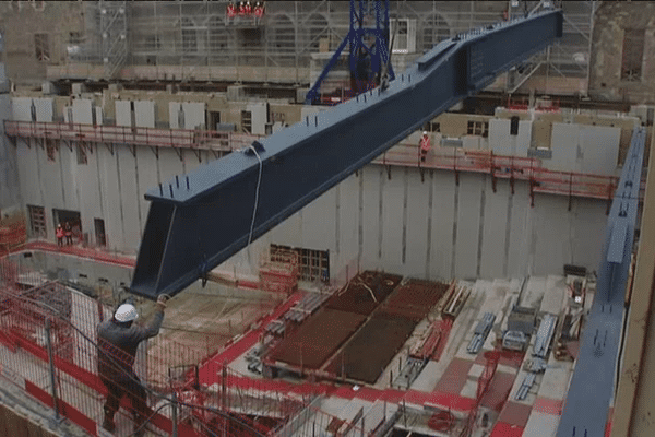 Installation d'une poutre de soutien au chantier de la future cité des congrès, à Rennes (35).