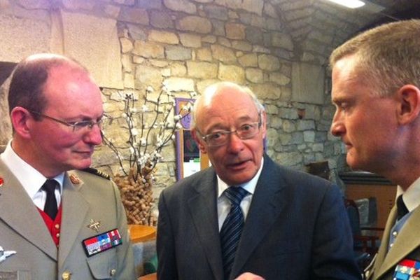 A Besançon, Jean-Claude Jeune, président de l'IHEDN de Franche-Comté, avec à gauche le colonel Ledanseur et, à droite, le colonel Faudais.