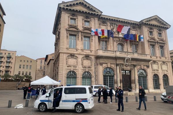 Attaque au couteau à Marseille sur des policiers devant la Mairie, l'assaillant a été abattu, un policier est légèrement blessé au bras.