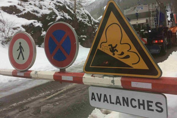 "Les chutes de neige vont se poursuivre sur l'ensemble de la chaîne des Pyrénées jusqu'à mercredi matin avec une limite pluie-neige qui se situera le plus souvent autour de 1500 m" précise Météo France.