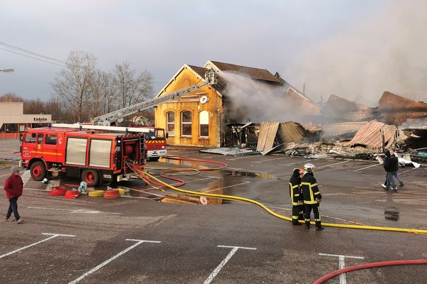 Un violent incendie ravage une grande partie des 1500 mètres carrés de cette zone commerciale à Melisey.