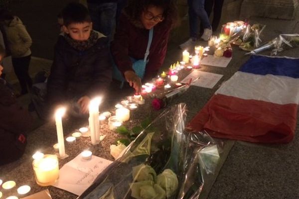 Les bougies allumées à Niort en signe de solidarité avec les victimes des attentats.