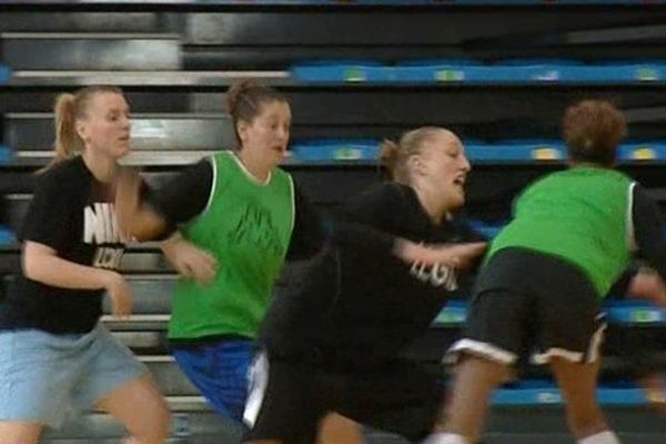 Elles n'en finissent pas d'étonner, à leur palmarès, onze victoires consécutives toutes compétitions confondues, championnat français et européen, résultat : elles sont deuxième au championnat de France de basket féminin. Elles ont encore l'esprit de la gagne !