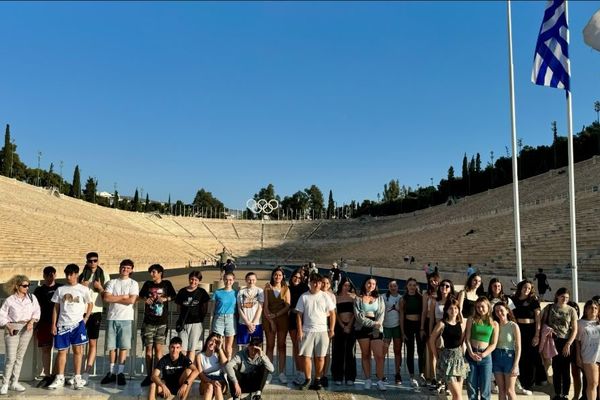 Huit élèves du lycée Jean Bart de Dunkerque ont pu aller en Grèce pour assister à l'allumage de la flamme olympique.