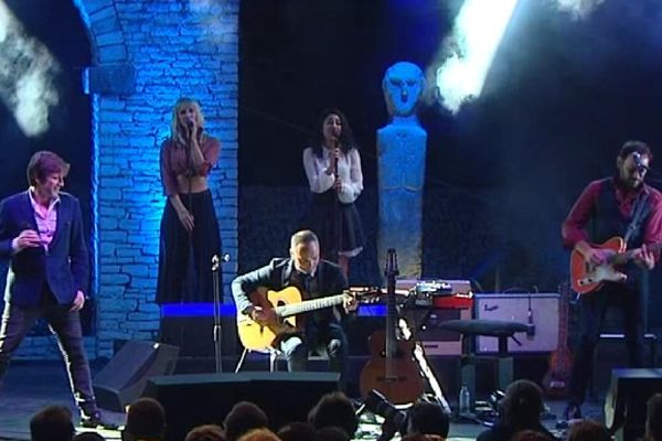 Thomas Dutronc a électrisé la scène du théâtre de verdure de Patrimonio pour la première soirée des Nuits de la Guitare.