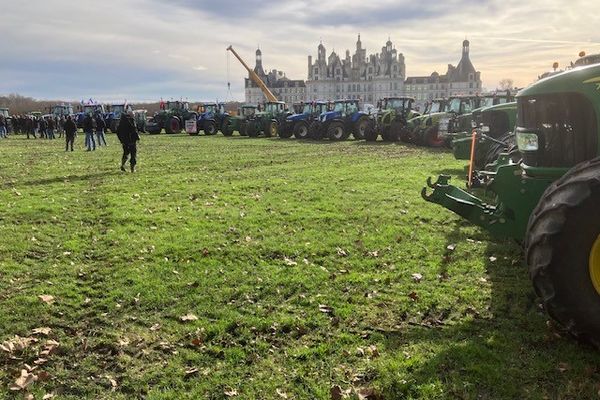 Une soixantaine de tracteurs s'est réunie devant Chambord