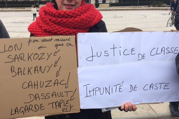 Une cinquantaine de personnes place de l’hôtel de ville à Rouen pour un rassemblement anti-corruption le 19 février 2017.