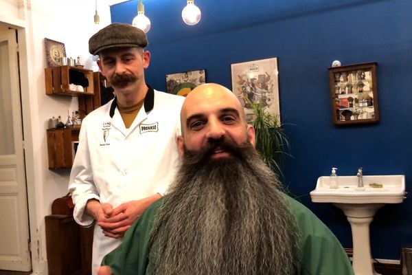 Loïc Papillon avec son barbier à Dijon, avant les mondiaux de barbe en Allemagne.