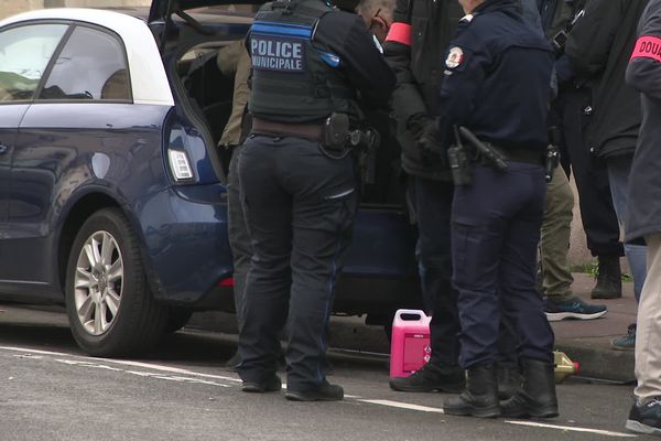 La police municipale, la police nationale et les douanes ont mené conjointement une opération contre le trafic de cigarettes ce mercredi 20 novembre, avenue du Général Leclerc à Limoges.