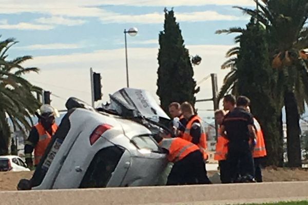 La voiture s'est retournée au niveau de l'aéroport de Nice.