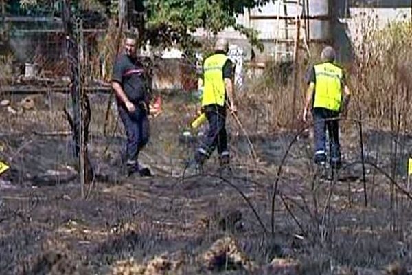 Saint-Bauzille-de-Montmel (Hérault) - les experts pompiers, gendarmes et les agent forestiers enquêtent après l'incendie - 9 août 2015.