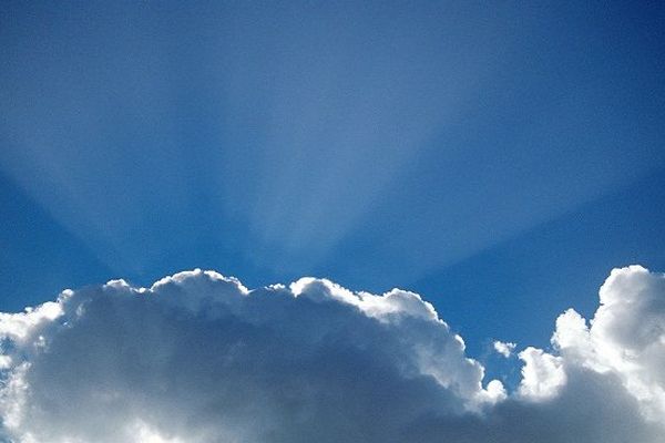 Le soleil devrait percer derrière les nuages après les pluies matinales