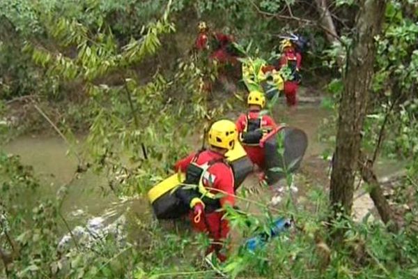 Gorges de Galamus - les secours recherchent la jeune femme de 19 ans disparue emportée par l'Agly - 10 juin 2015.