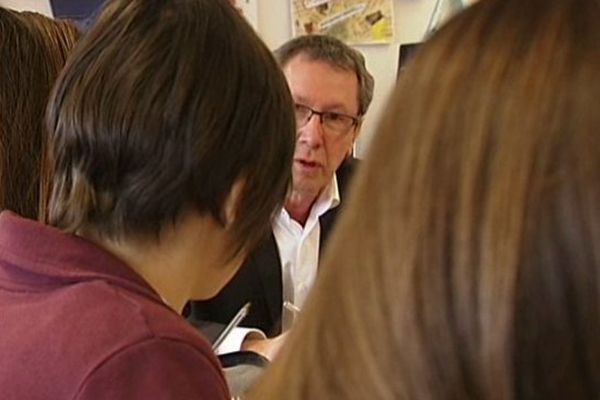 Jean Pierre Bellon, professeur de Philosophie a créé une association et travaille sur le harcèlement et les brimades entre élèves avec un groupe d'élèves dans son lycée. 