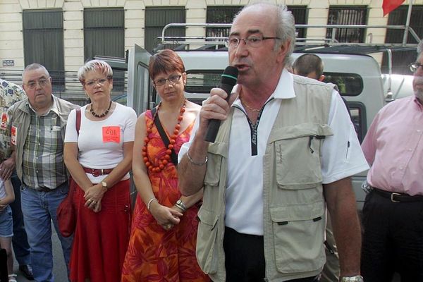 Serge Doussin (ici au micro en 2006) , ex leader charismatique de la CGT44 s'est étaient à l'âge de 65 ans