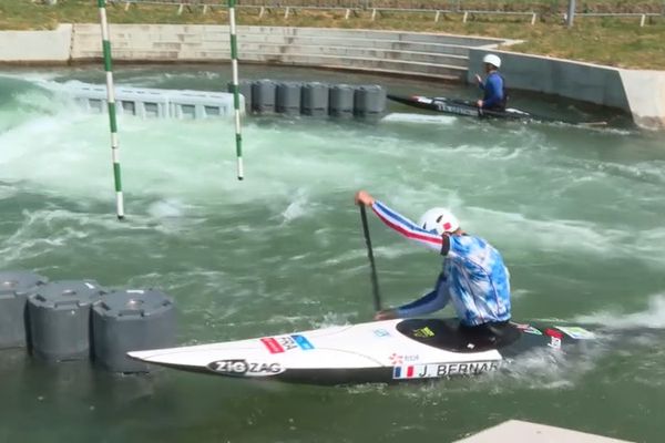 Jules Bernardet teste le bassin d'eau vive réservé aux canoës et kayaks