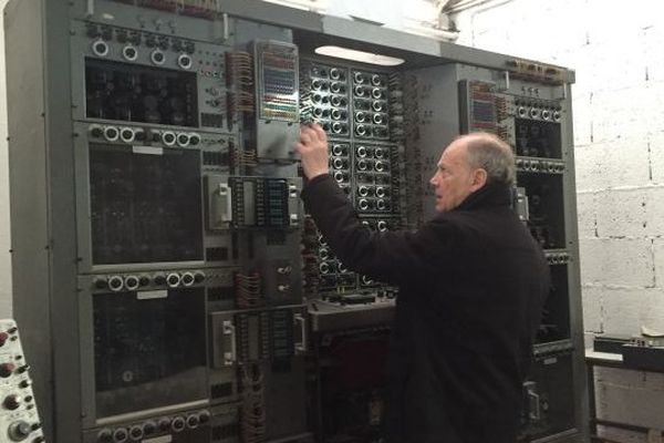 Philippe Duparchy, président d'aconit devant le calculateur analogique SEA OME P2 (1950)