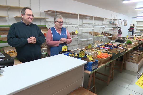 Brigitte et Christophe, gérants de l'épicerie Primeuro à Péronne, lors de leur dernier jour avant la fermeture.