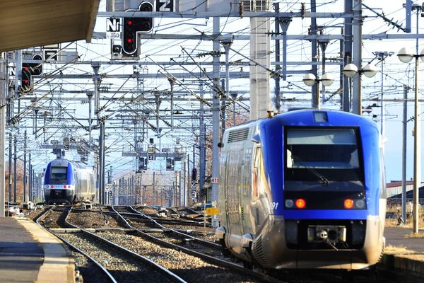 Le 9 décembre 2012, la SNCF modifie un quart de ses horaires. Les usagers des réseaux nationaux et régionaux sont invités par l'AVUC à témoigner d'éventuels dysfonctionnements sur un site internet dédié. (photo: gare de Clermont-Ferrand, Puy-de-Dôme)