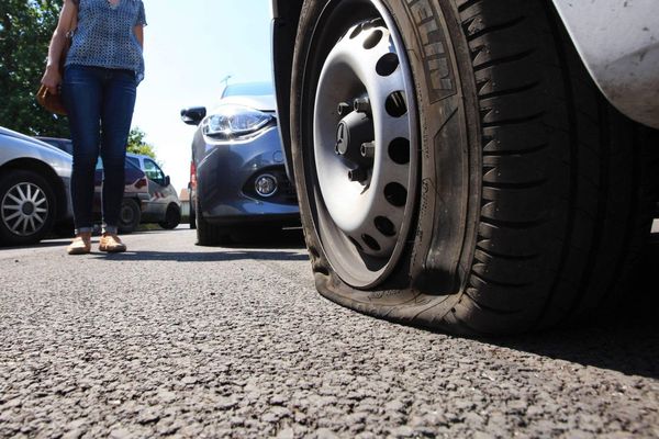 Entre pneus crevés et rétroviseurs arrachés, une dizaine de voitures a été la cible des malfaiteurs.