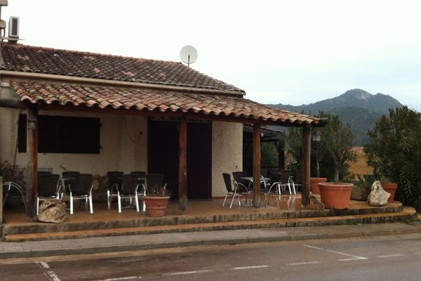 C'est ici devant ce bar "U Culombu" situé sur la RN 198 à Sainte Lucie commune de Zonza que l'assassinat a été perpétré