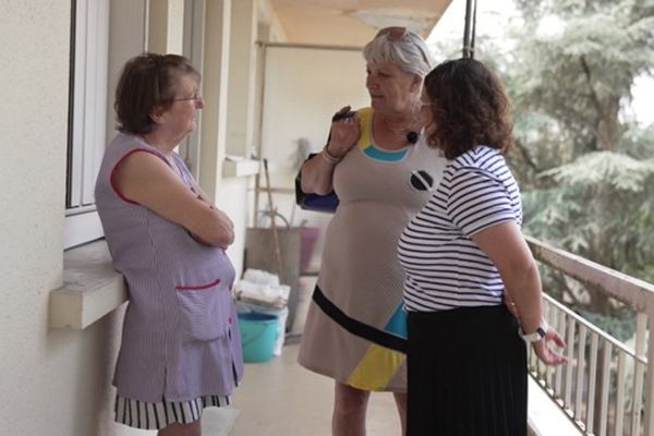 Marie-Pascale (au centre), médiatrice au sein de l'association l'Amandier à Toulouse, tente de comprendre les raisons d'une problématique de voisinage.