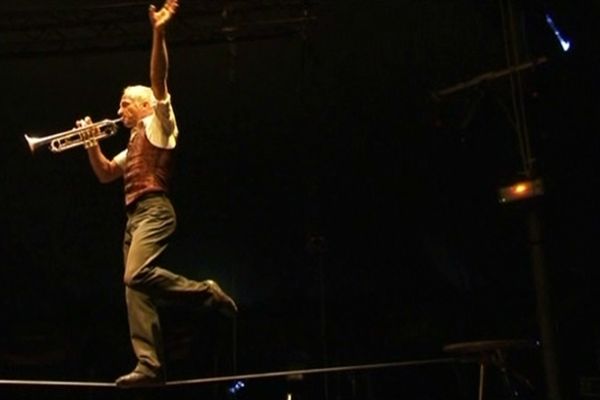 David Dimitri, "L'homme cirque" au festival La Tête dans les Nuages à Angoulême.