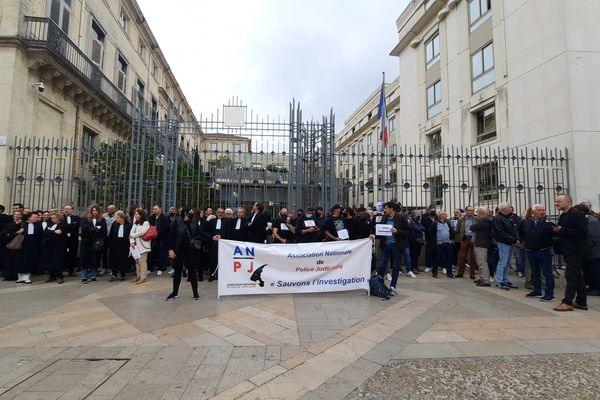 Mobilisation des policiers, soutenus par des magistrats, devant la préfecture de Montpellier le lundi 17 octobre 2022.