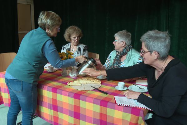 Certains membres du théâtre de Durrenbach en pleine répétition