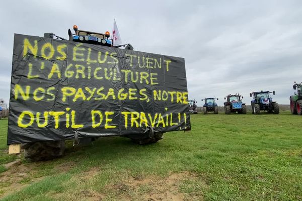 Près de 50 tracteurs étaient stationnés samedi 25 février au Quesnoy pour dénoncer le projet d'implantation de l'usine Wscope.