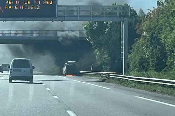 Une voiture est en feu en bordure de l'autoroute A61 ce dimanche matin.