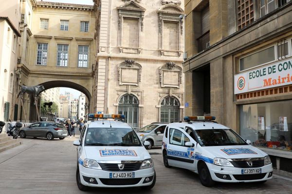 Dans le cadre de l'enquête, des perquisitions ont eu lieu dans les locaux de la mairie centrale