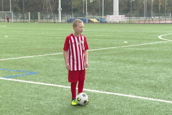 Le plaisir simple de jouer au ballon avec des camarades du même âge... Makar a fui la guerre en Ukraine et le football devrait l'aider à penser à se changer les idées.