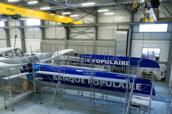 Le trimaran d'Armel Le Cléa'ch assemblé a à Lorient