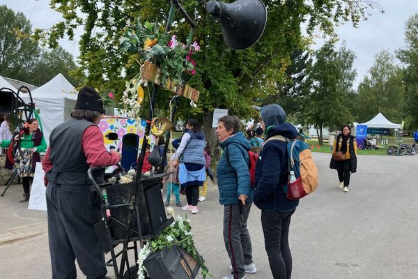 Le Carnaval des possibles invite ses visiteurs à réfléchir et débattre autour de la désinformation et des idées reçues ce 29 septembre 2024.