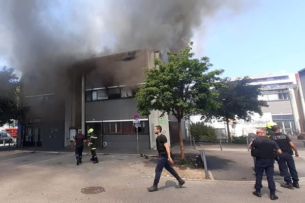 Cet ancien centre commercial abritait une quarantaine de migrants. ils ont dû être évacués. 