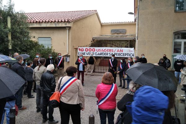 Les manifestants ont bloqué l'entrée de la Trésorerie d'Elne dès 8h, ce mercredi 21 avril 2022.