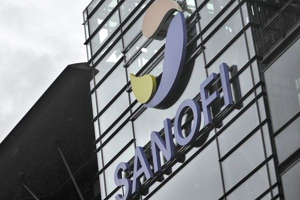 L'enseigne du groupe pharmaceutique français Sanofi qui projette une nouvelle usine à Vitry-sur-Seine.